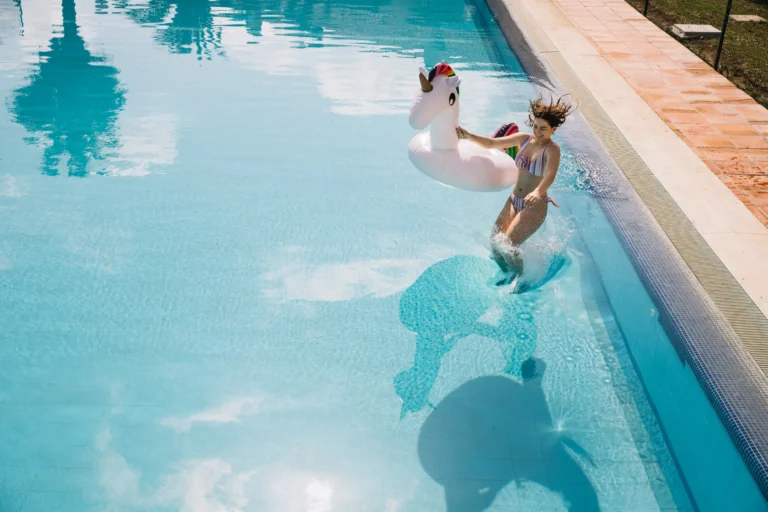 Préparer Votre Piscine pour l’Été : Conseils et Astuces pour une Eau Parfaitement Bleue